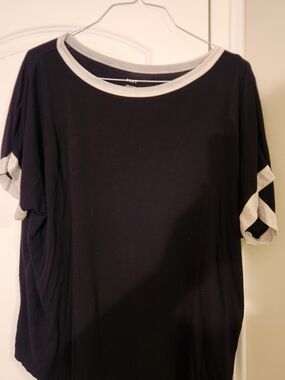 DKNY 100%cotron Black and White Short Sleeve Women's Top